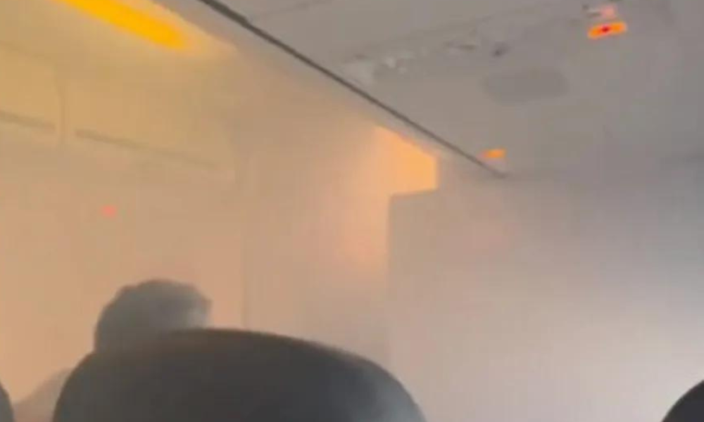 Fumaça branca a bordo obriga avião a realizar pouso de emergência no RJ; assista