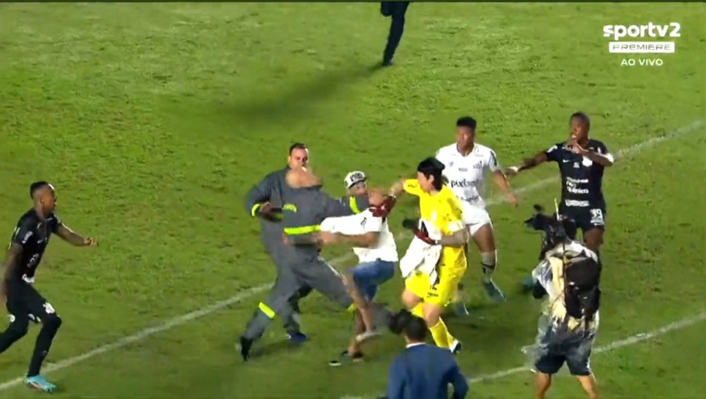 Copa do Brasil: Torcedor do Santos invade gramado e tenta agredir Cássio