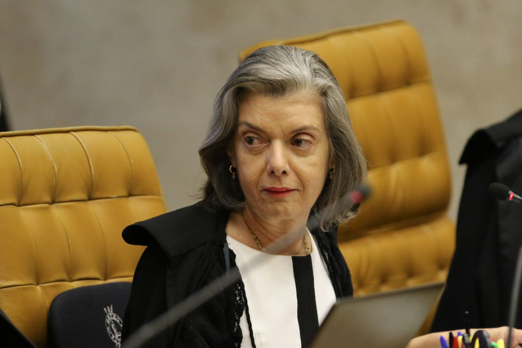 Cármen Lúcia arquiva pedidos de investigação contra Bolsonaro por interferência na Polícia Federal