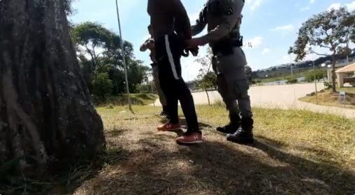 Abordagem policial em Goiás a youtuber negro causa revolta na internet