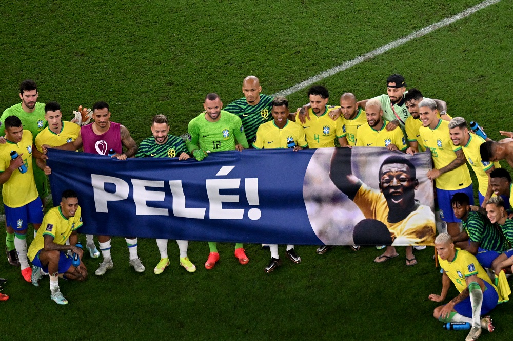 Filha de Maradona elogia homenagem de jogadores do Brasil para Pelé