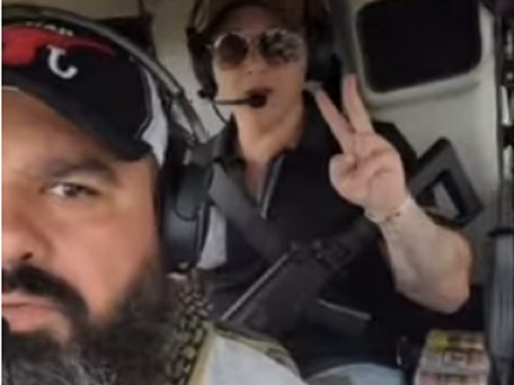 Delegado goiano posta vídeo em que passeia de helicóptero e carrega fuzil ao lado de cantor sertanejo