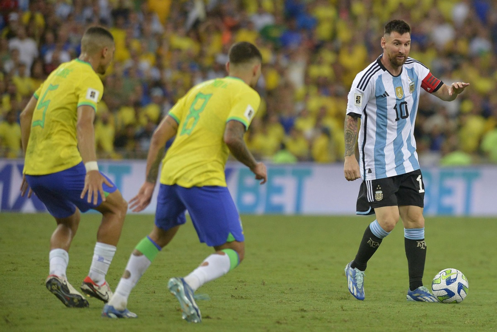 Brasil perde para a Argentina, afunda na crise e sofre sua 1ª derrota como mandante na história das Eliminatórias