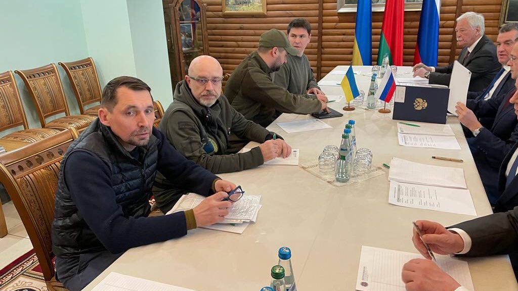 Rússia e Ucrânia concordam em fazer ‘corredores humanitários’; 3º rodada de negociações será marcada