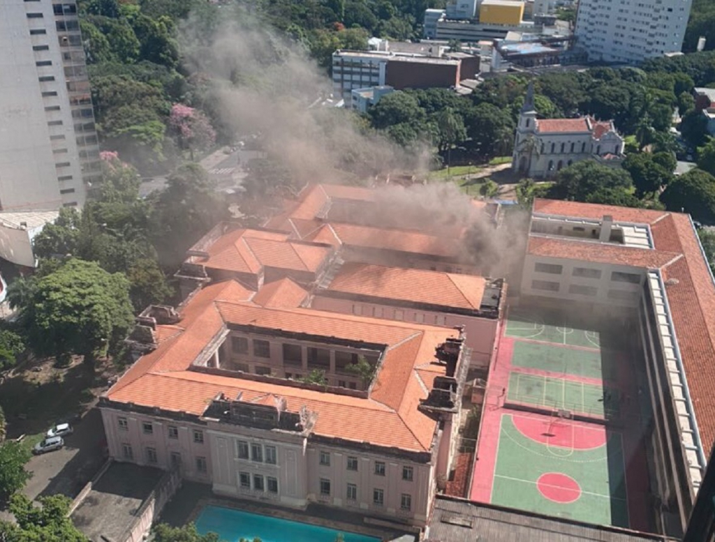 Incêndio atinge escola estadual em Belo Horizonte e mais de 30 pessoas são encaminhadas para hospital