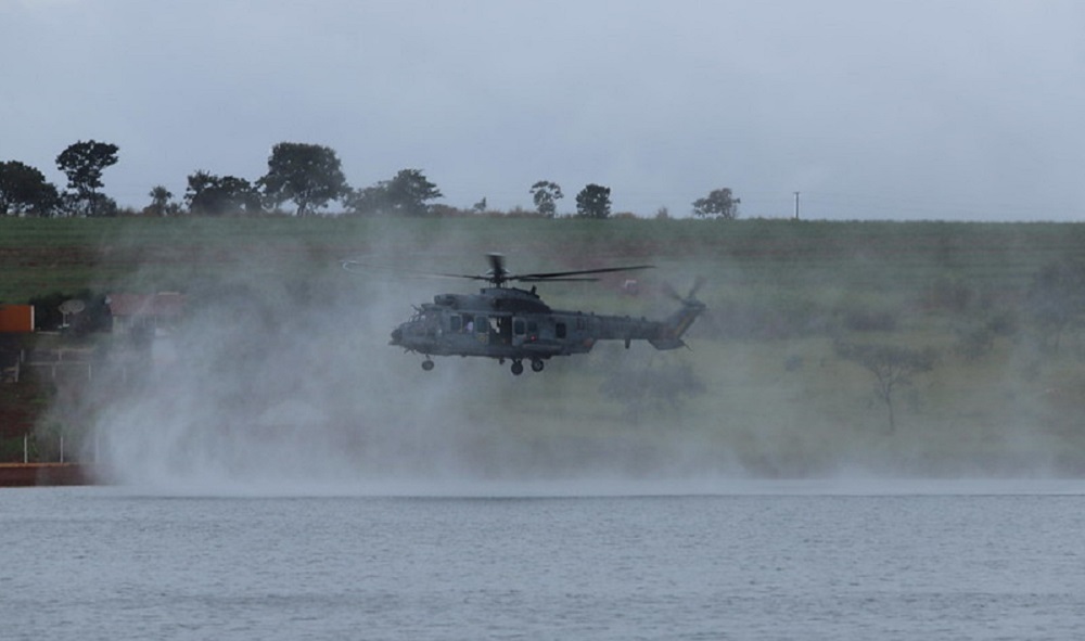 Helicóptero da Marinha cai no interior de Goiás e mata dois militares