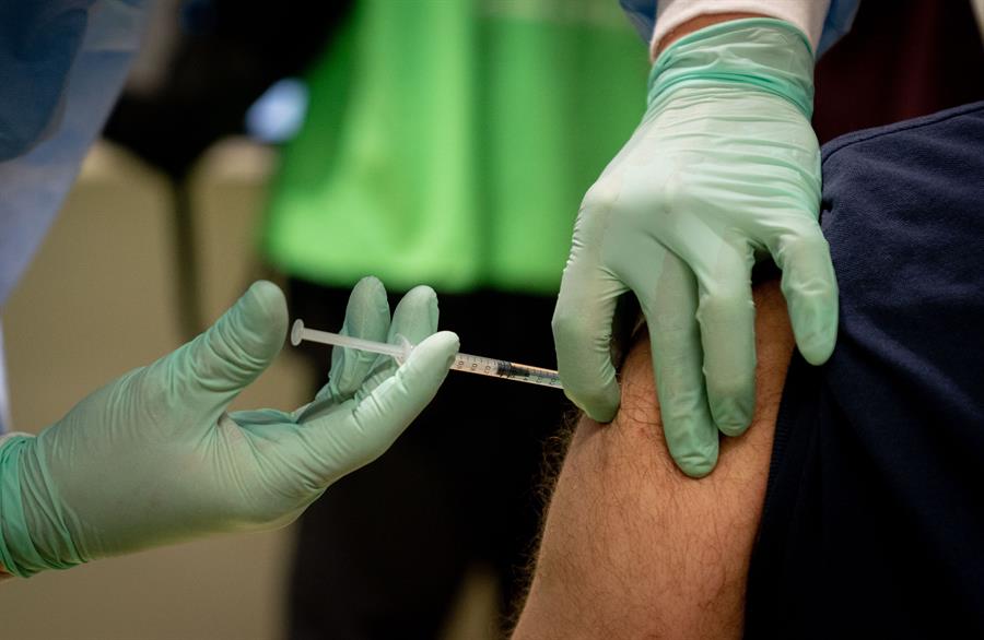 Vacinas de Pfizer e Moderna têm menor eficácia contra variantes do coronavírus
