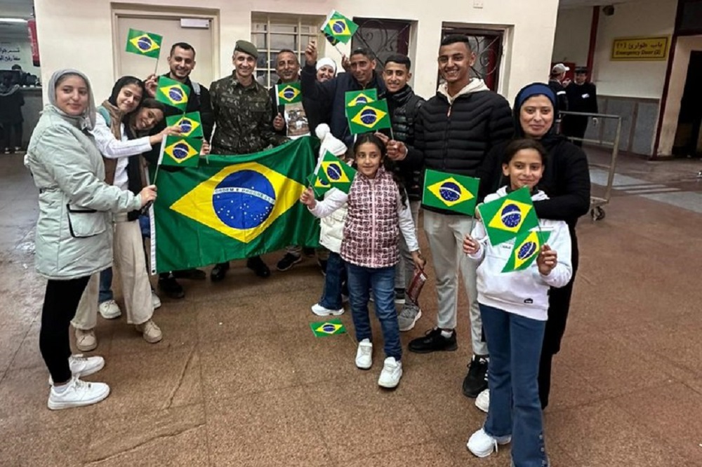 Grupo com 47 brasileiros deixa a Faixa de Gaza e deve embarcar para Brasília neste domingo