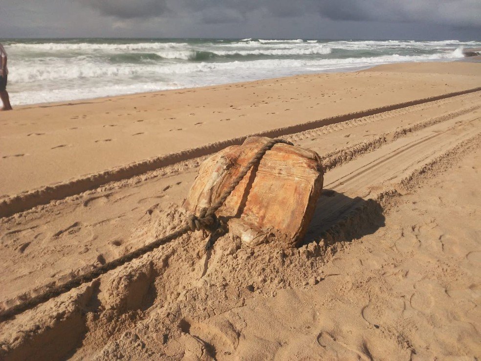 ‘Caixas misteriosas’ são encontradas em praia de Salvador