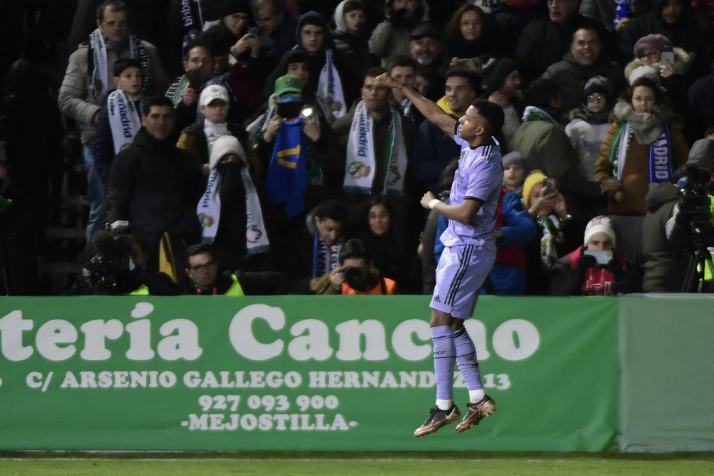 Rodrygo marca gol da vitória do Real Madrid e comemora com ‘socos no ar’ em homenagem a Pelé; assista