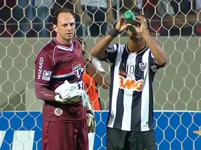 Atlético-MG provoca São Paulo ao recordar lance entre Ronaldinho e Ceni no Dia Mundial da Água 