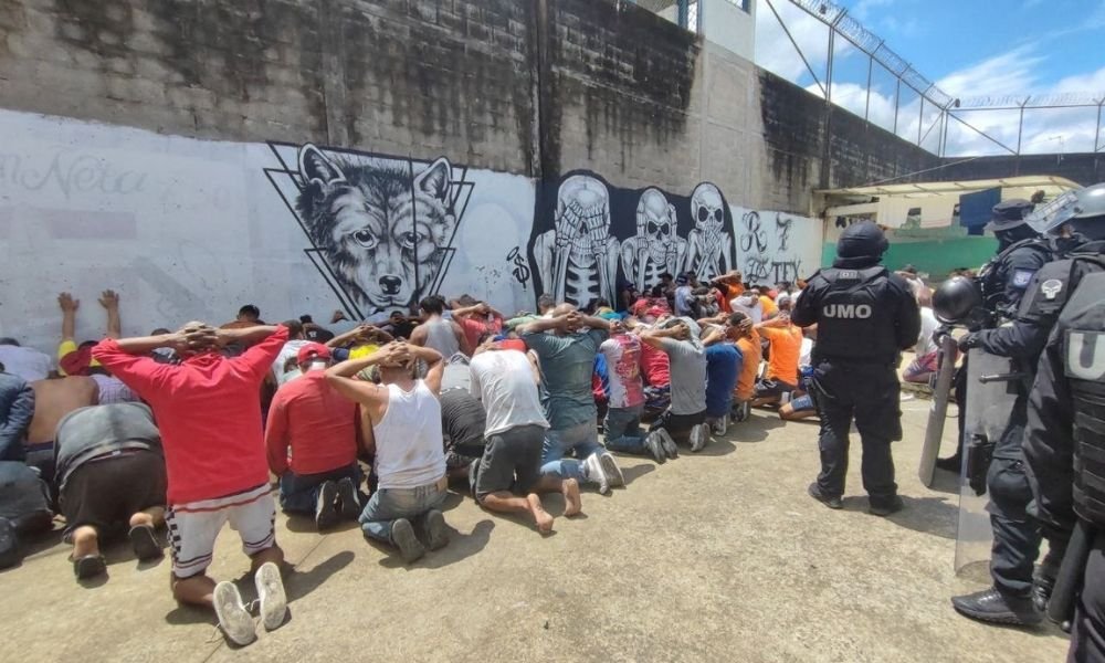 Ao menos 43 pessoas morreram durante motim em prisão do Equador
