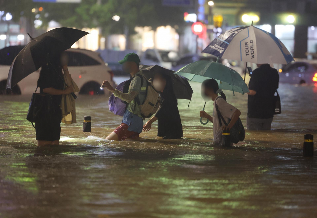 Maiores chuvas em 80 anos deixam sete mortos na Coreia do Sul