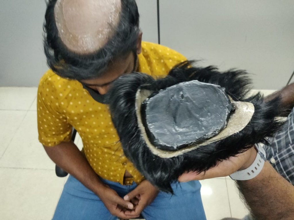 Indianos são presos por esconder ouro debaixo de suas perucas
