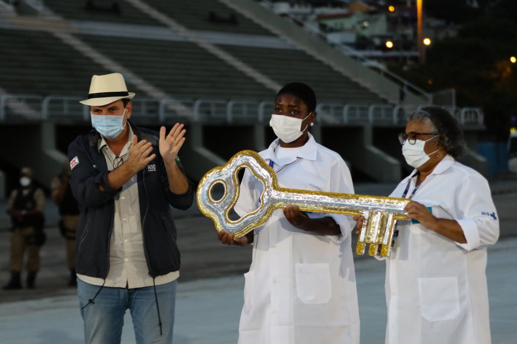Em ato simbólico de Carnaval, Paes entrega chave do Rio a profissionais da saúde
