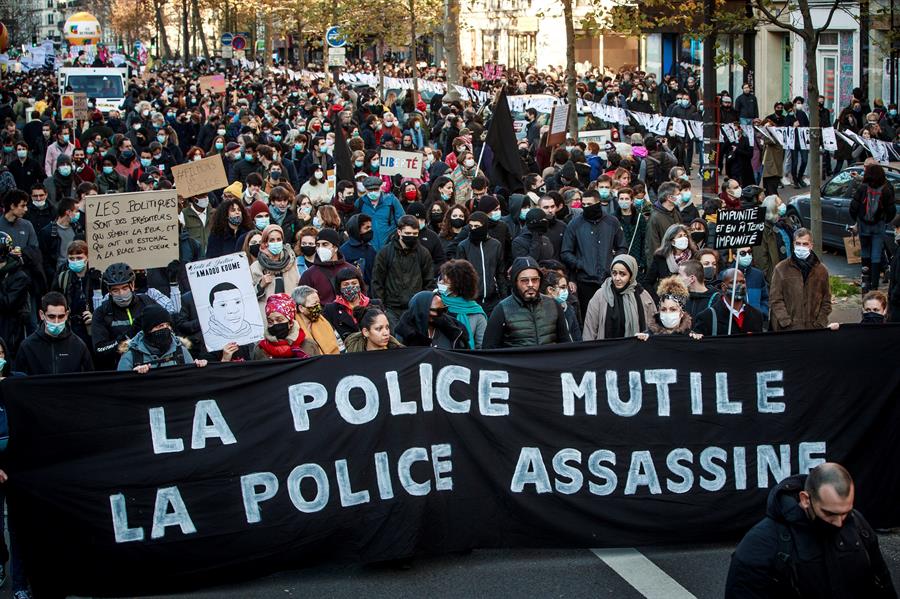 Dois policiais são presos após agredirem homem negro em Paris