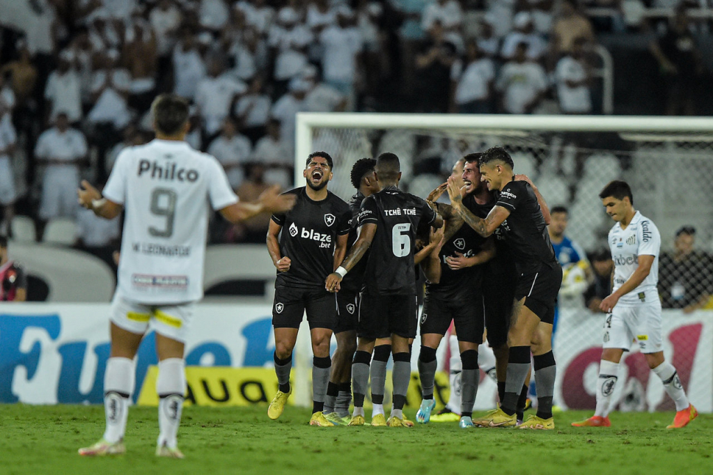 Brasileirão: Com direito a golaço, Botafogo faz 3 a 0 no Santos e se aproxima da Libertadores