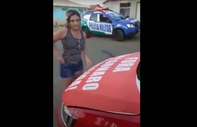 Policial que prendeu dirigente do PT por faixa de ‘Bolsonaro genocida’ é afastado do cargo