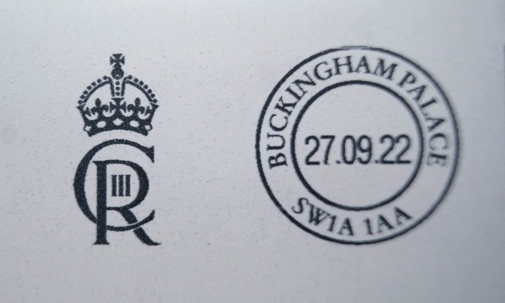Palácio de Buckingham divulga emblema real do Rei Charles III