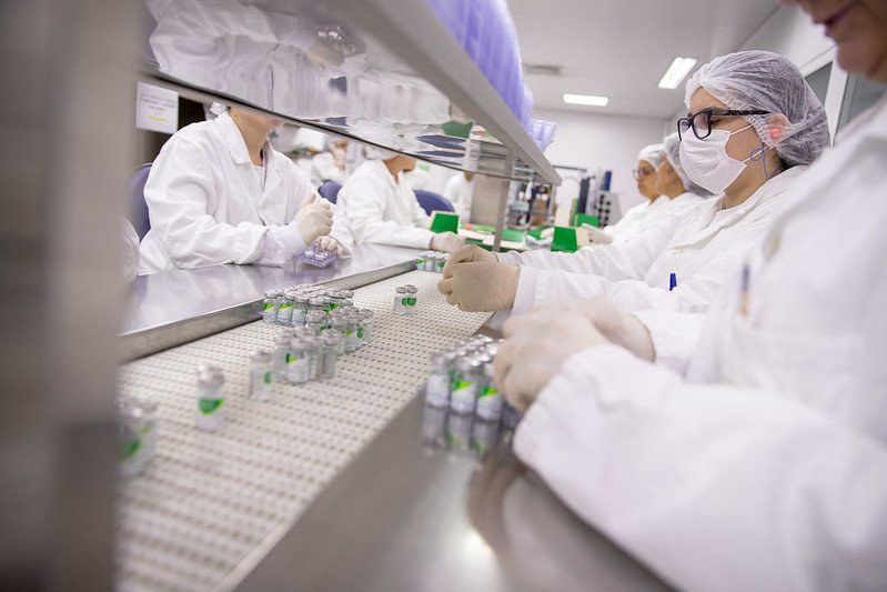 Após atraso de insumos, Butantan retoma produção da vacina CoronaVac