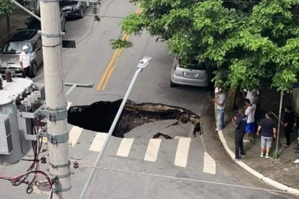 Asfalto cede e cratera é aberta em rua no bairro da Mooca, em São Paulo; veja vídeo