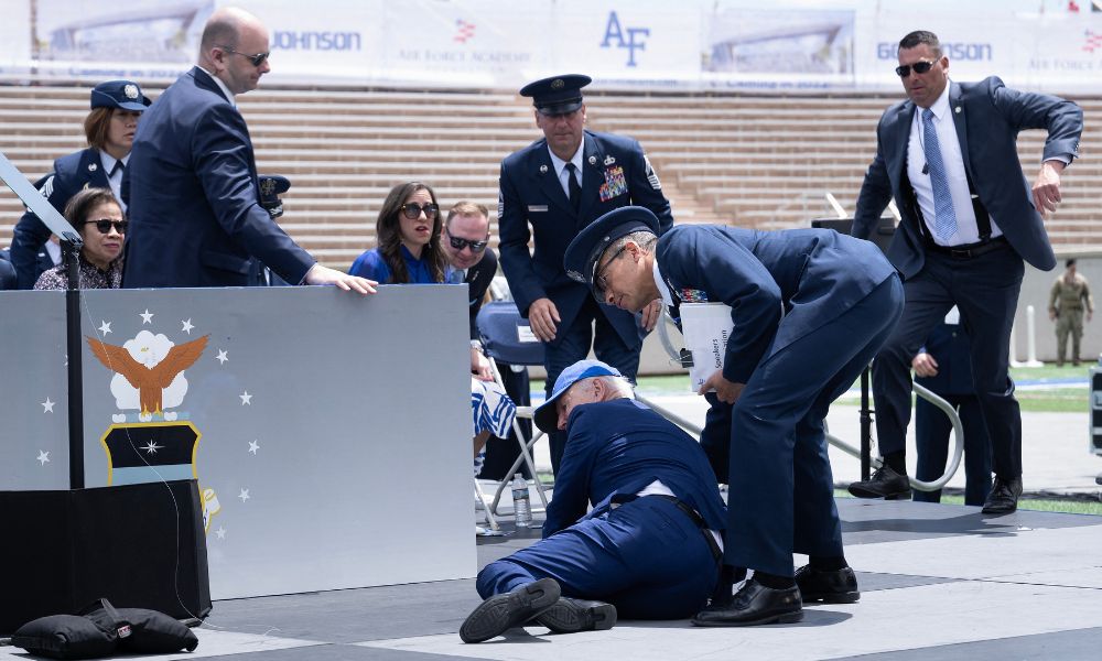 Biden leva tombo durante cerimônia de formatura militar no Colorado; veja vídeo