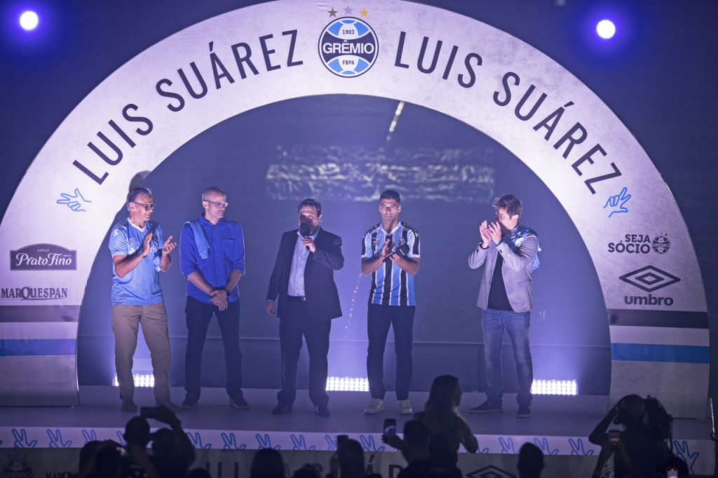 Torcida do Grêmio faz recepção de gala para Suárez: ‘Vão acontecer coisas importantes’