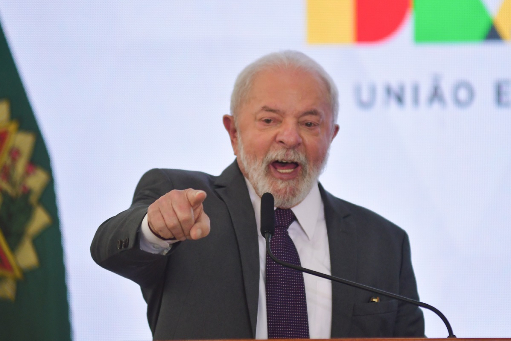 Lula relembra período na prisão, chora e diz que queria ‘f**er’ Moro