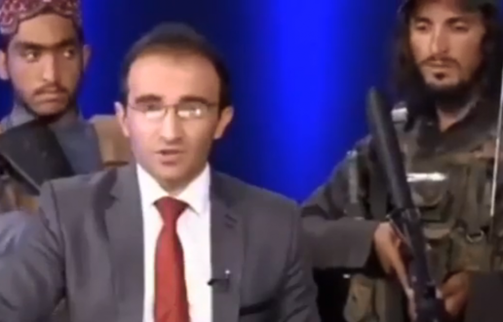 Apresentador aparece cercado por 7 membros armados do Talibã durante entrevista em programa de TV