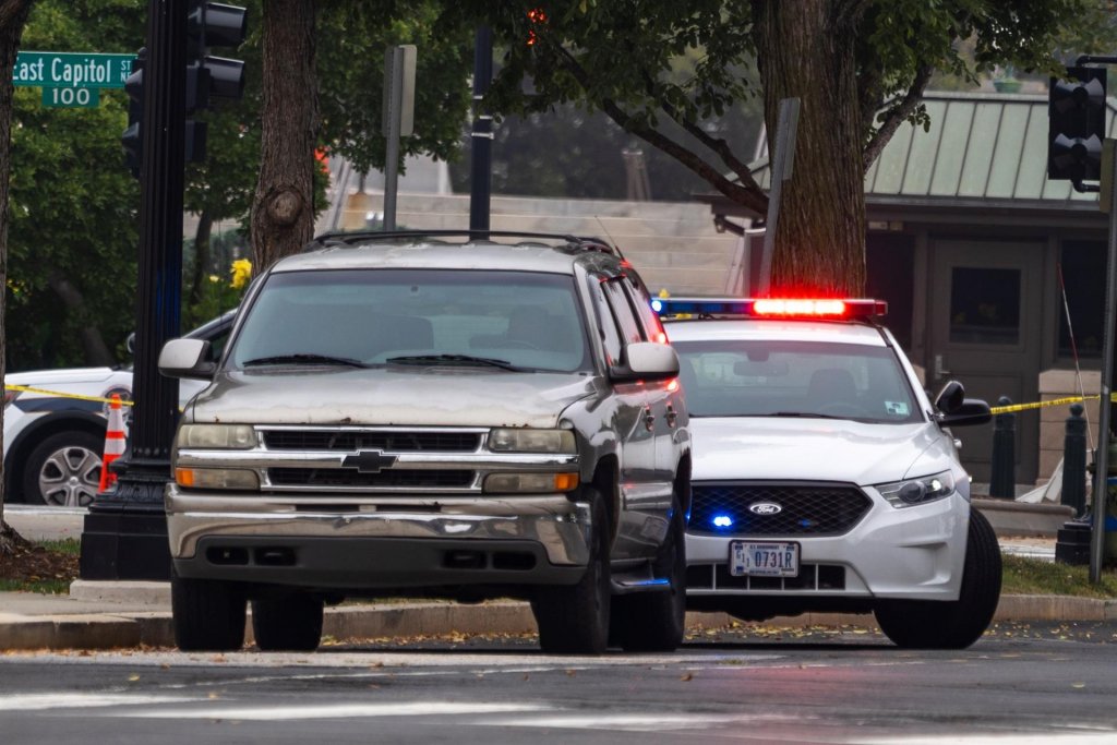 Homem é detido após parar ‘carro suspeito’ diante da Suprema Corte dos EUA