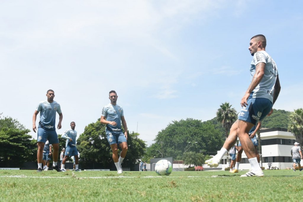 Recuperado da Covid-19, Alison treina e deve reforçar o Santos na final da Libertadores