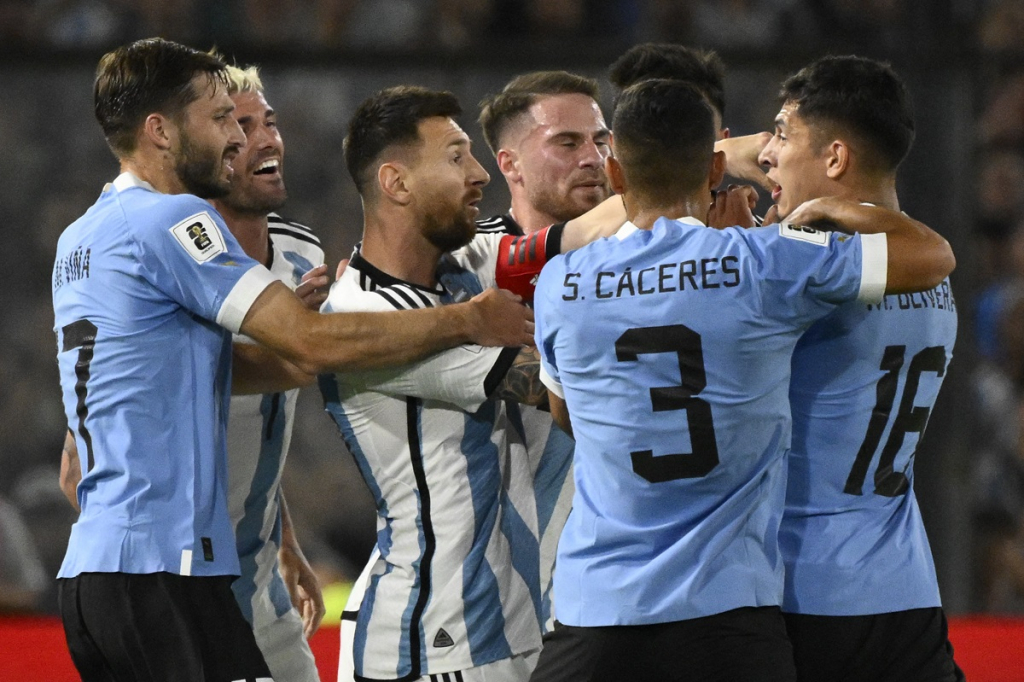 Messi se irrita com uruguaio que simulou sexo oral durante jogo: ‘Jovens têm que aprender a respeitar’