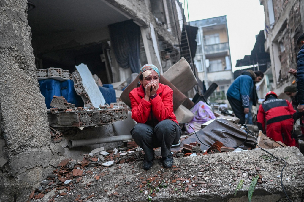 Vigília de corpos à espera de resgate, nevasca e falta de abrigo: Sobreviventes do terremoto vivem caos na Turquia