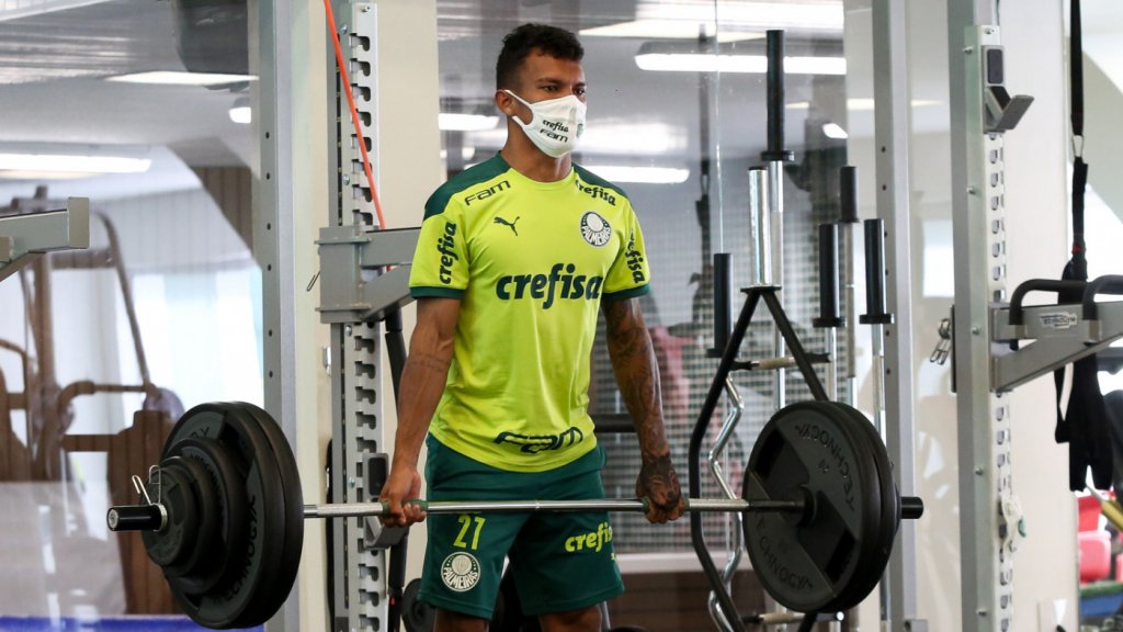 Gabriel Veron participa de coletivo e se aproxima de retorno no Palmeiras
