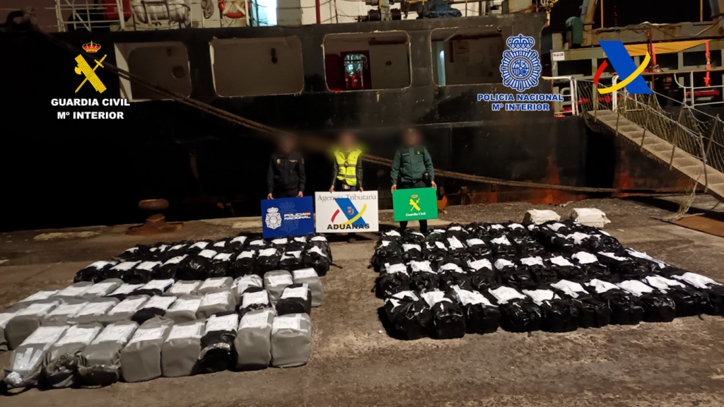 Guarda Civil espanhola intercepta navio vindo do Brasil com 4,5 toneladas de cocaína