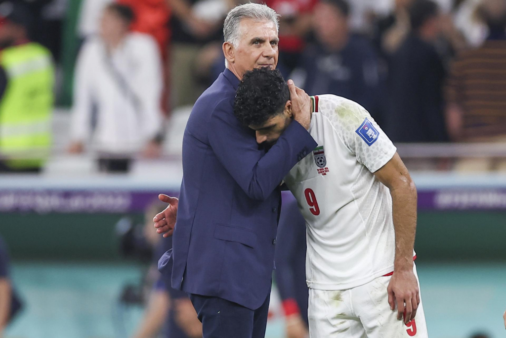 Carlos Queiroz deixa a seleção do Irã após eliminação na Copa do Mundo