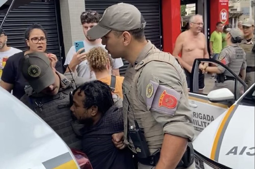 Testemunhas dizem que homem negro foi levado pela polícia em Porto Alegre após sofrer tentativa de homicídio