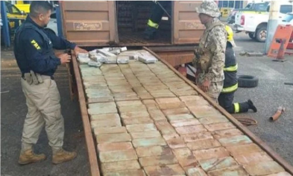 Polícia Militar de Goiás e PRF encontram 300kg de cocaína em caminhão boiadeiro