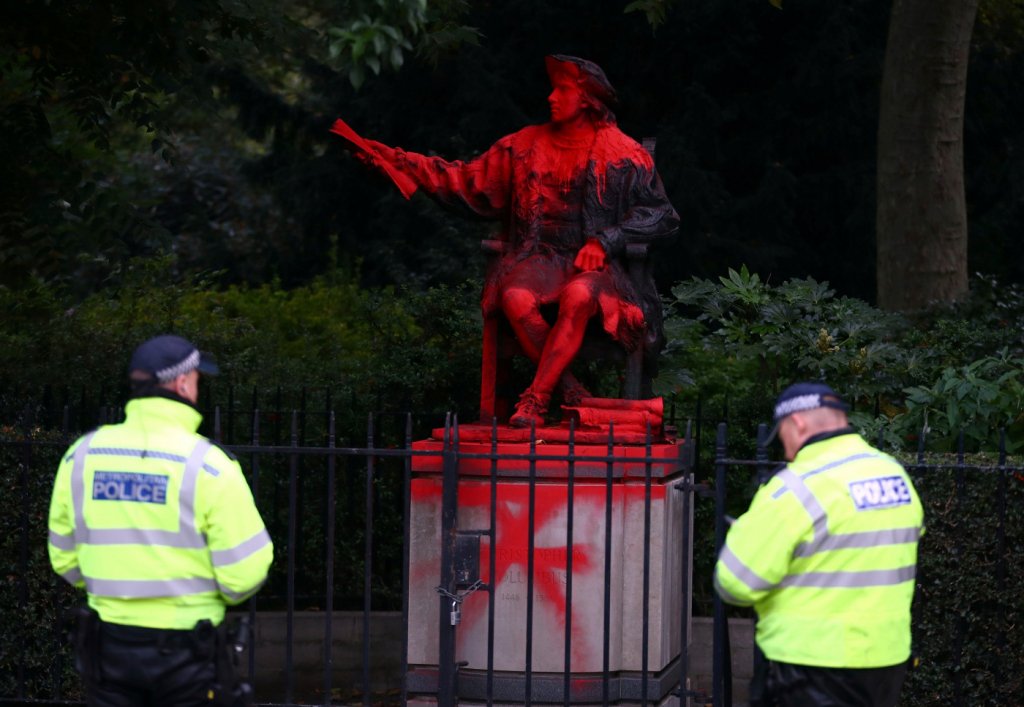 Estátua de Cristóvão Colombo é vandalizada na Inglaterra