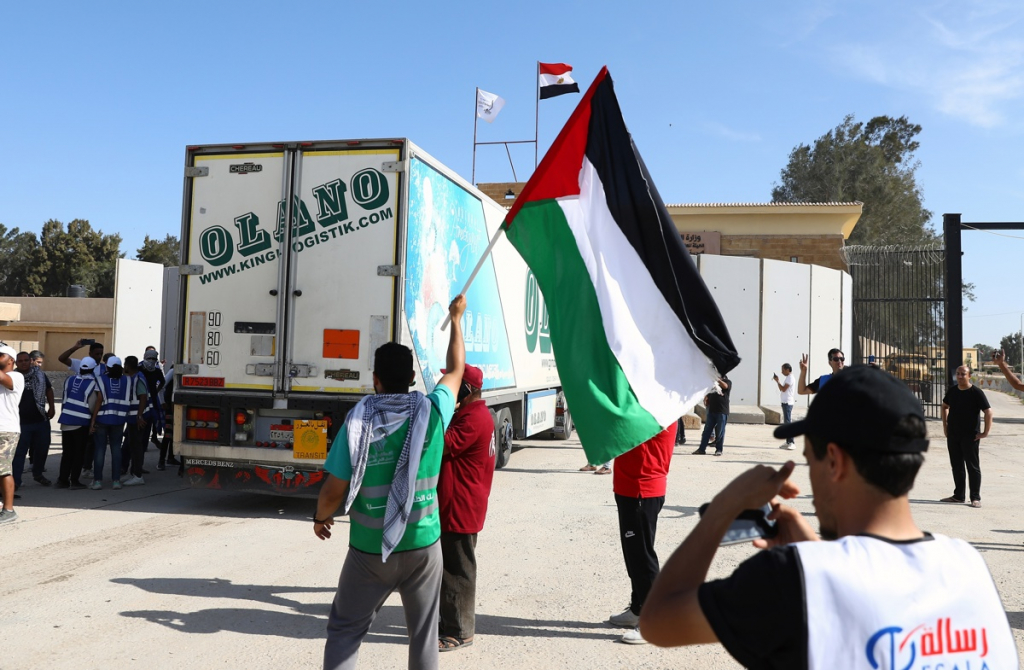Passagem para Gaza volta a ser fechada após caminhões levarem ajuda humanitária