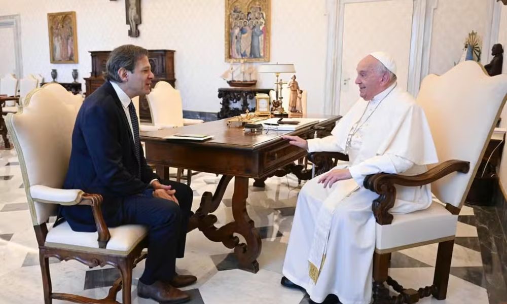 Haddad se encontra papa Francisco no Vaticano e o presenteia com cuia de chimarrão