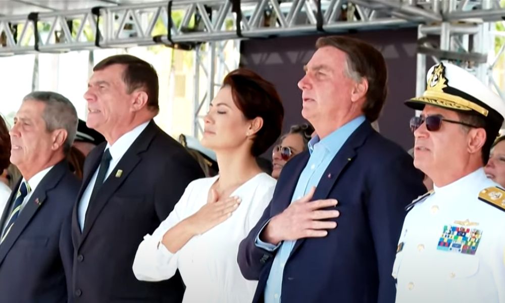 Para iniciar Semana da Pátria, Bolsonaro participa da cerimônia de troca da bandeira