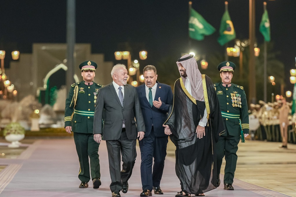 Lula discute relações bilaterais e crise climática com príncipe da Arábia Saudita