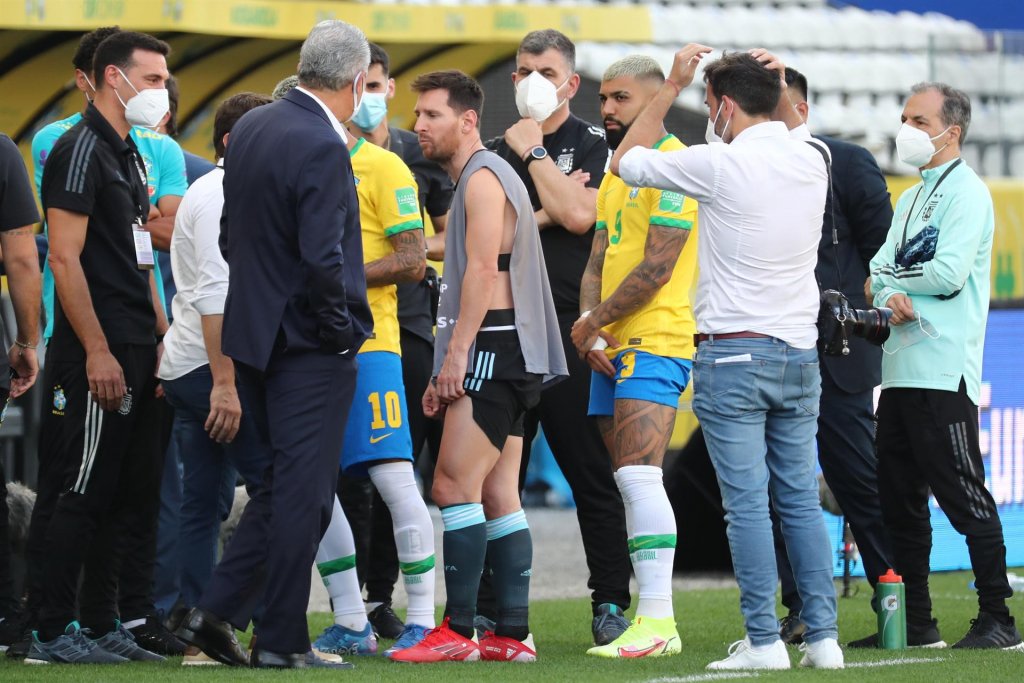 Árbitro decide suspender jogo entre Brasil e Argentina após interferência da Anvisa
