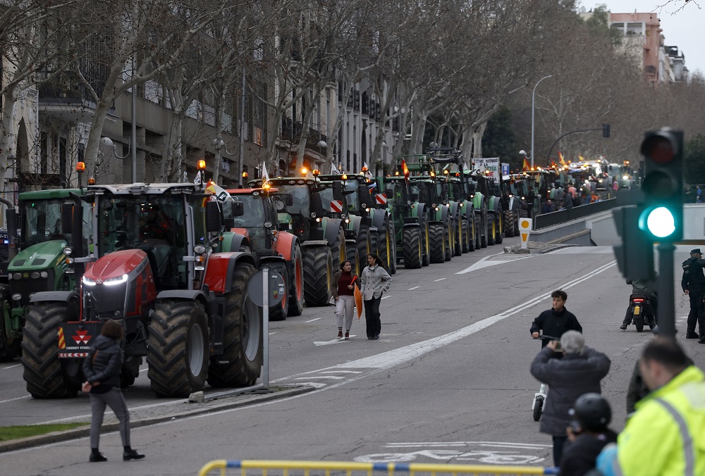 Agricultores levam seus tratores a Madri para mostrar insatisfação com política agrícola europeia