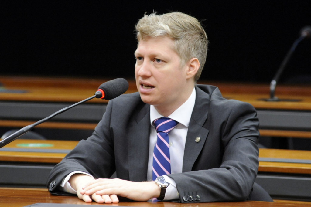 Marcel van Hattem culpa ministros do STF e TSE por ‘ruptura institucional’ do Brasil: ‘Continuam incentivando’
