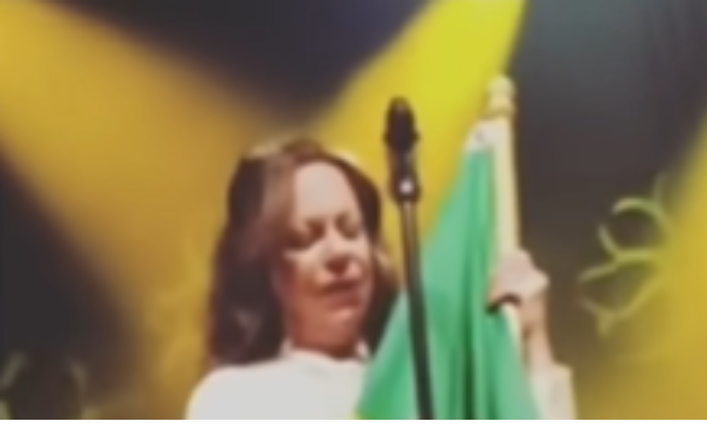 Filha de João Gilberto pisoteia bandeira do Brasil em show nos EUA e causa revolta