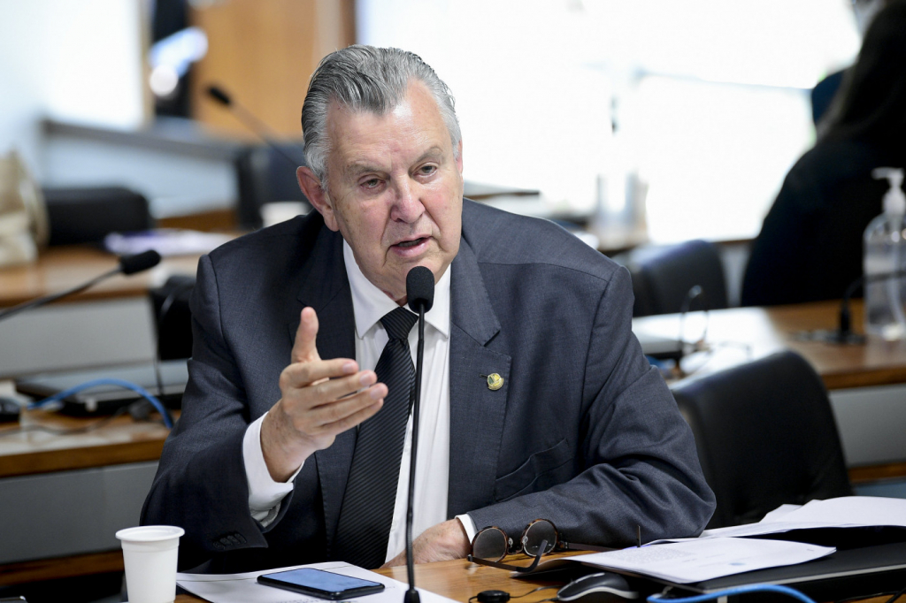 Senador Luis Carlos Heinze defende derrubada do ‘revogaço’ de Lula contra porte de armas