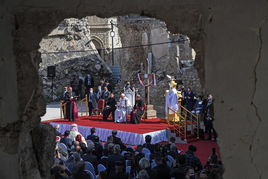 Em visita ao Iraque, Papa reza por vítimas da guerra e lembra sofrimento das mulheres