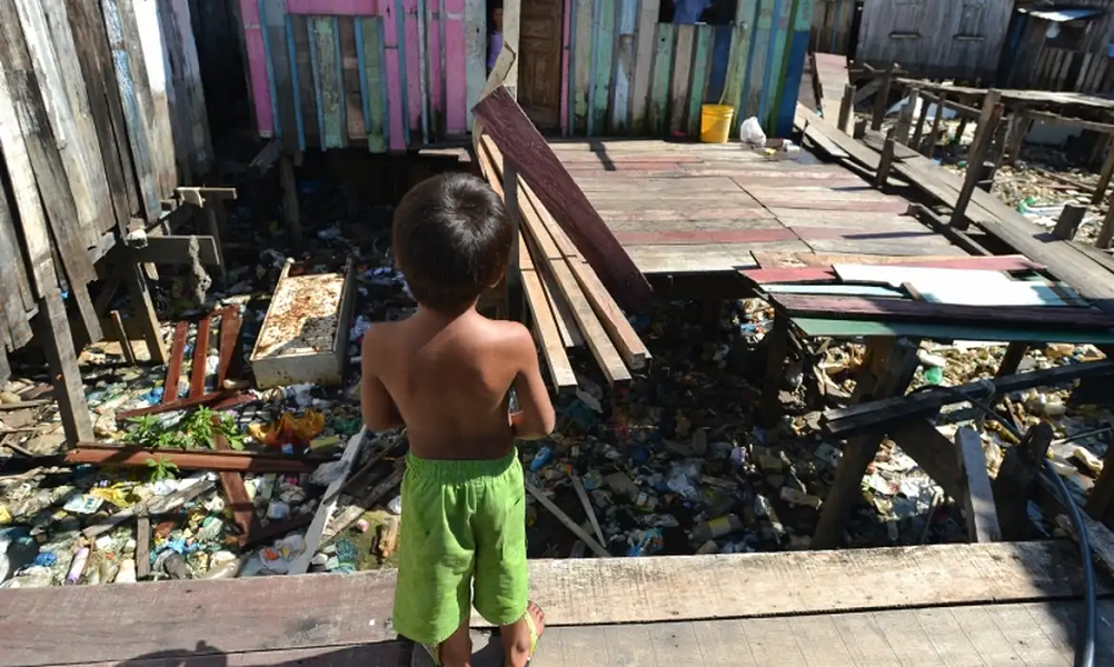 Cerca de 2,5 milhões de brasileiros residem em condições precárias, aponta IBGE